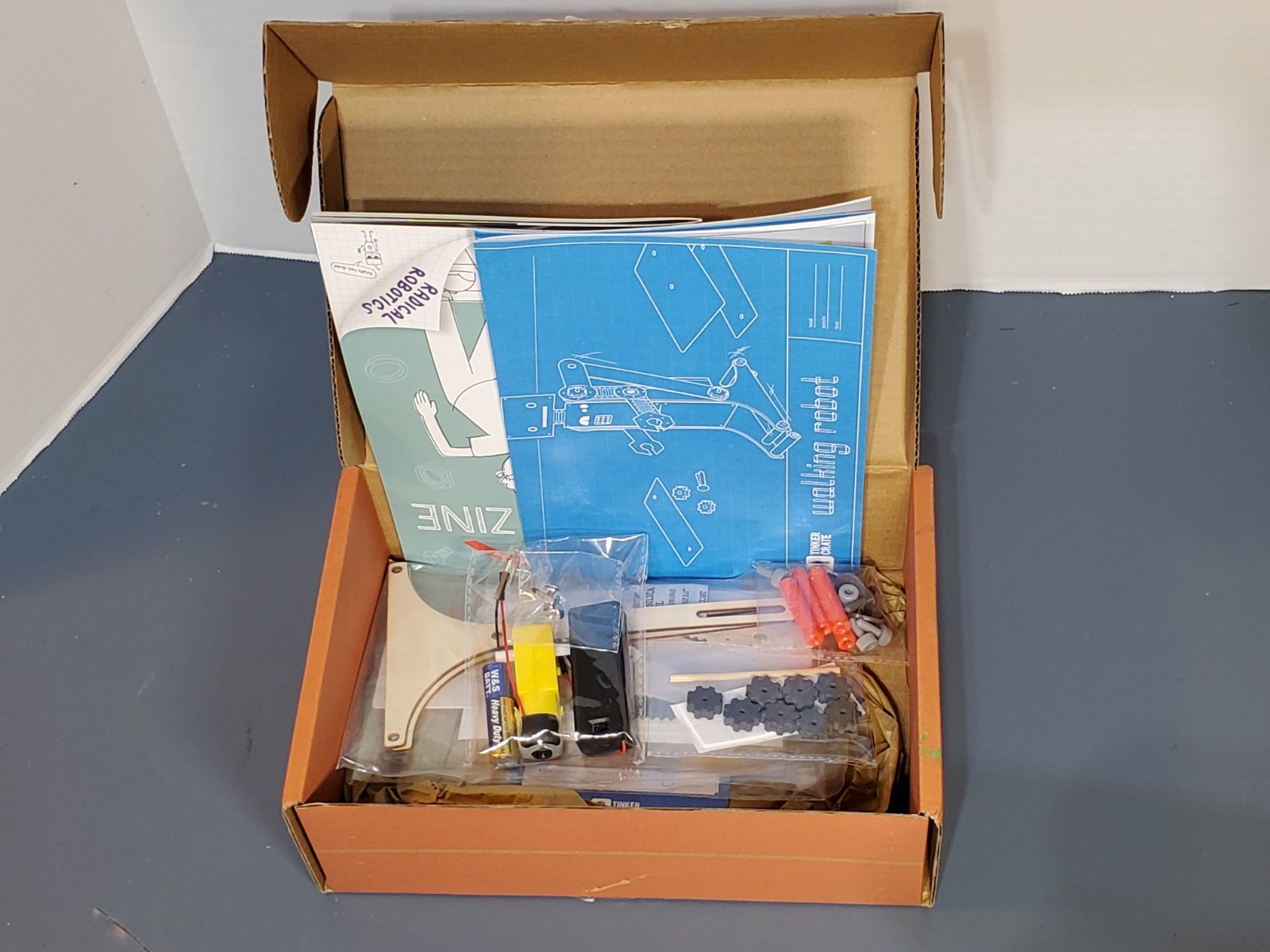 Kiwi Co Tinker Crate “Walking Robot” STEM Kit Toy DIY – Open Box Complete