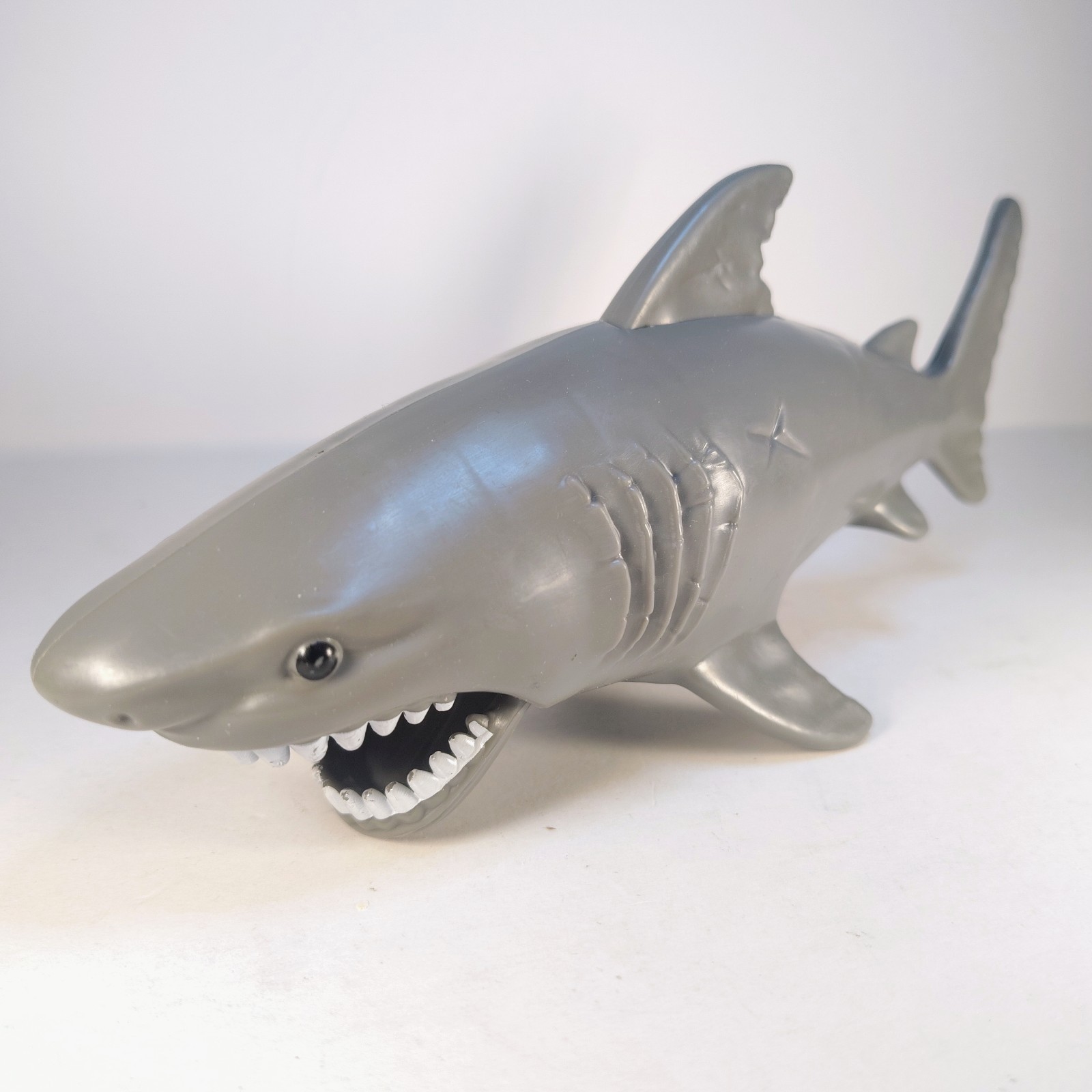 8″ Animal Planet Great White Extreme Adventure Chomping Action Shark
