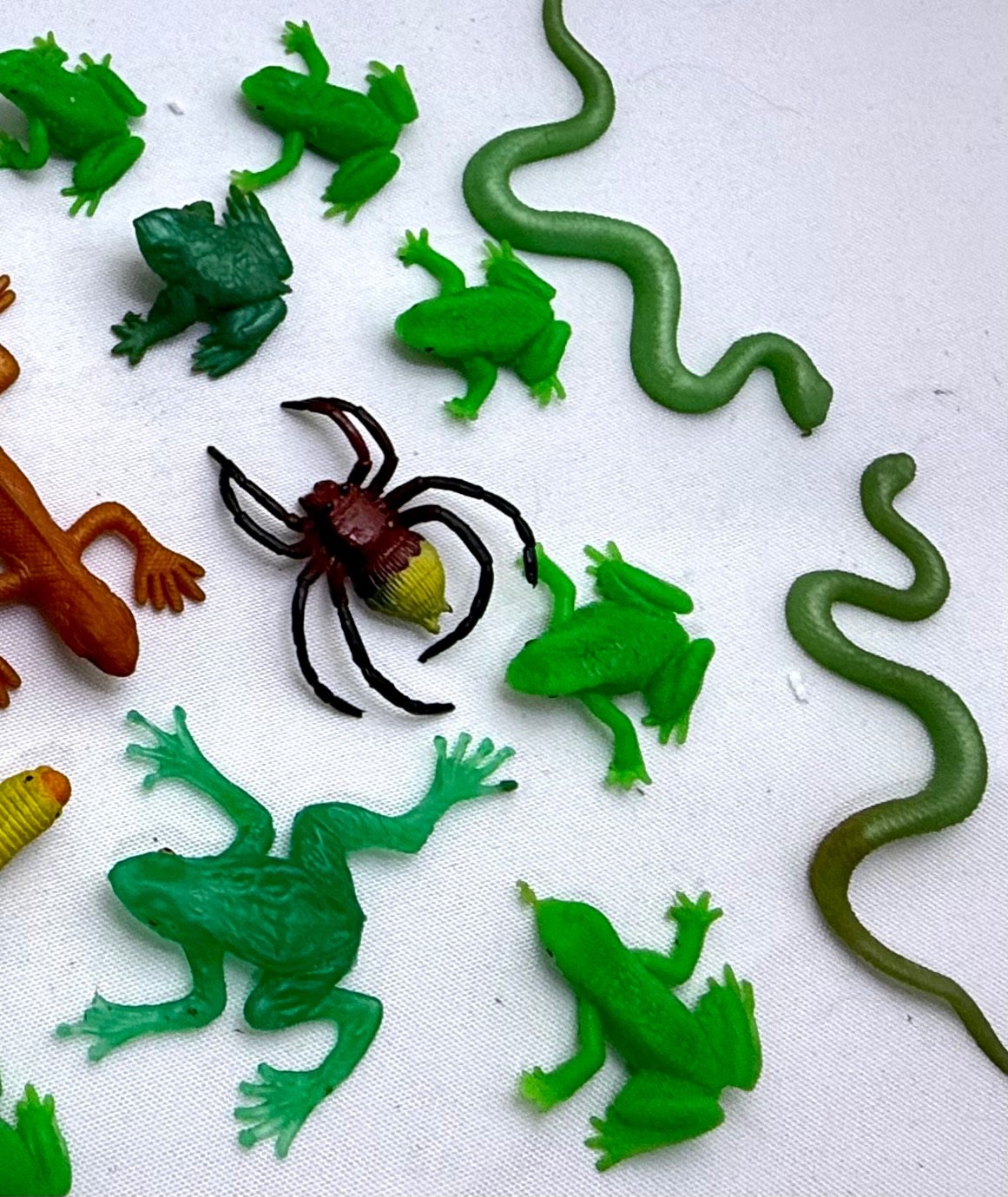 Bulk Lot of 26 Plastic Toy Animals & Bugs – Frogs, Snakes, Lizards, Insects