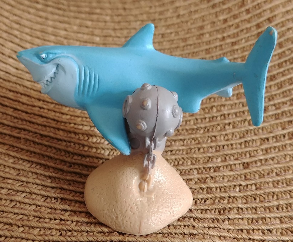Evil grin 2.5 inch Great White Jaws with Mine Plastic Shark Attack Toy USED