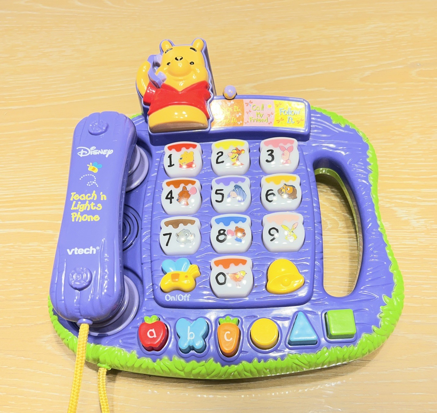 2004 Vtech, Disney Winnie The Pooh, Teach ‘n Lights phone- works!!