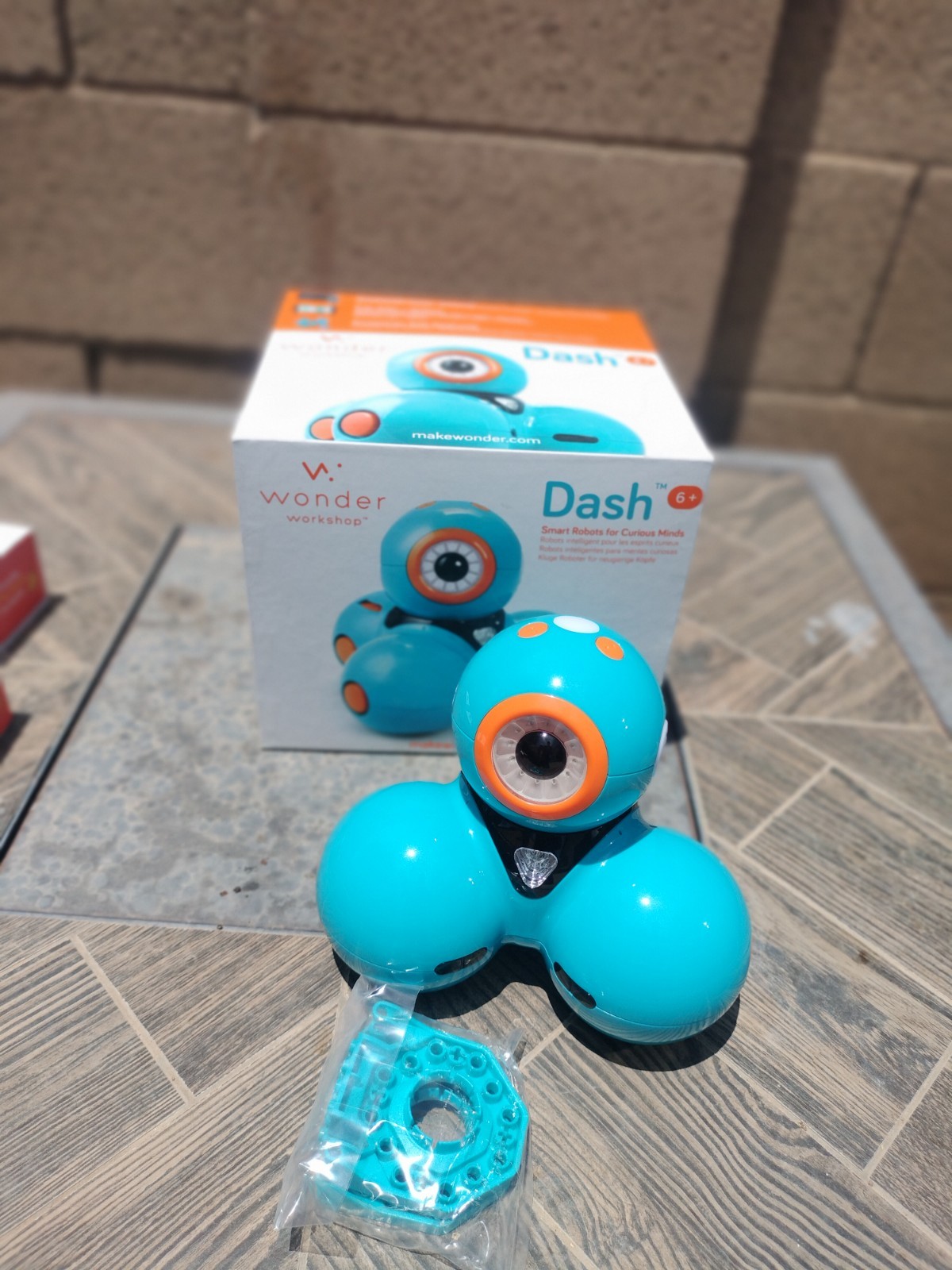 STEM Lot of 9 ( 1 Dash Robot Blue- 3 Scib3d Pen- 5 Makey Device