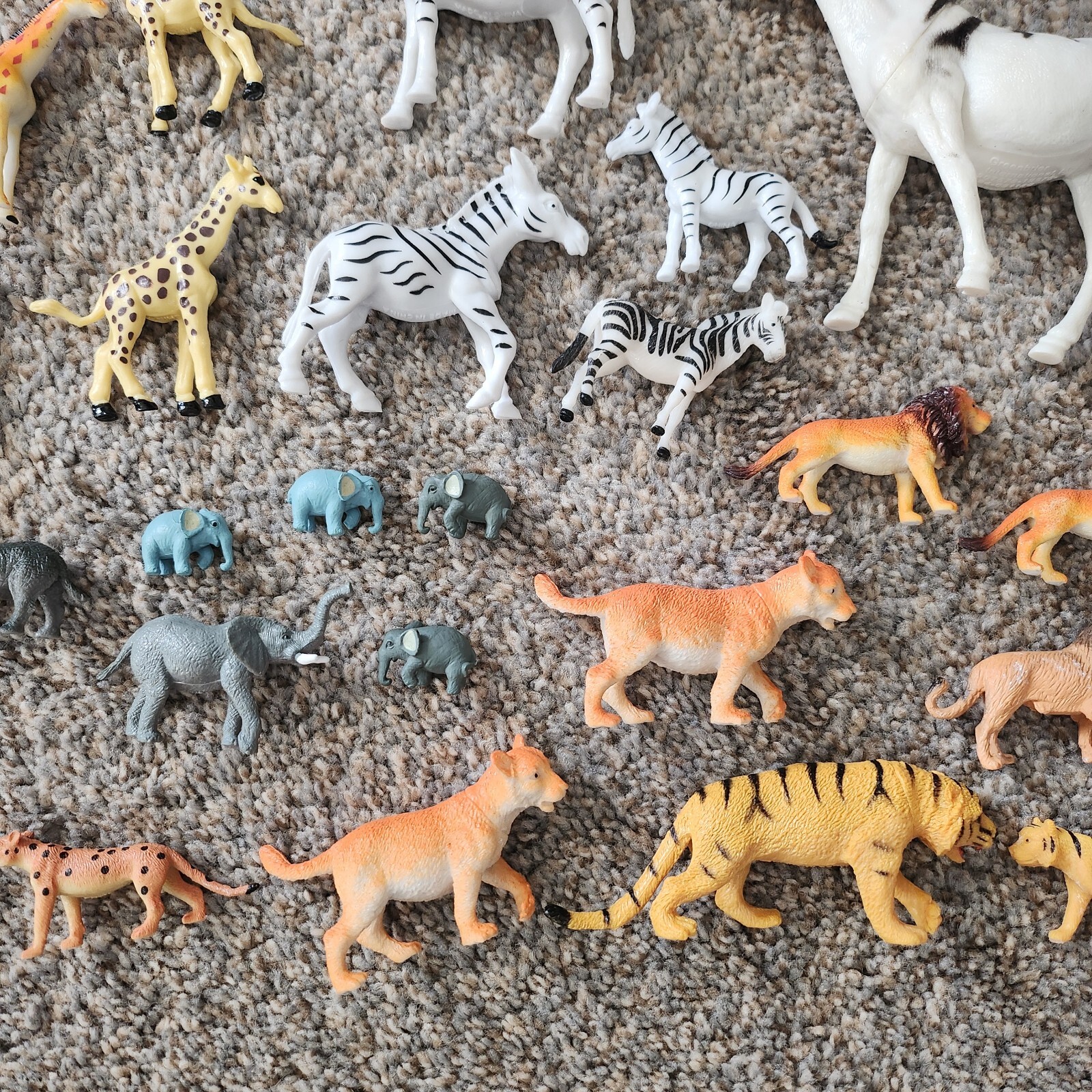 Lot Of 45 Small Plastic Zoo Animals Zebra Giraffe Lion Elephants +