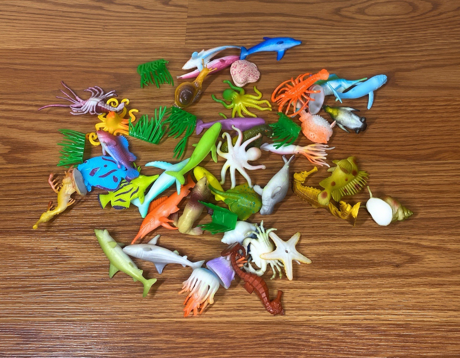 Lot of 40 Sea Creatures Fish Ocean Animal Plastic Rubber Miniature Figures
