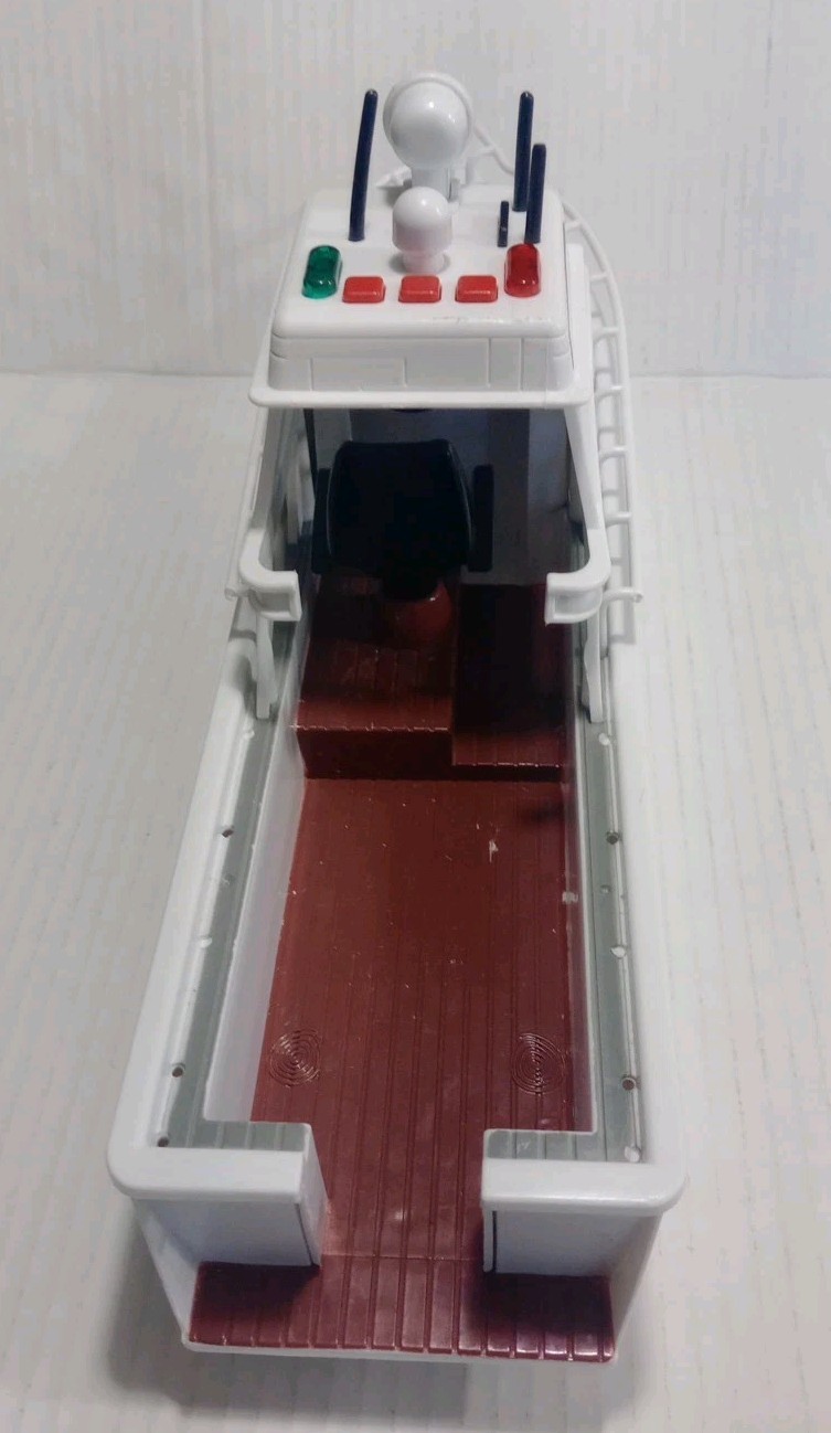 Animal Planet Great White SHARK RESEARCH BOAT w/ Light & Sounds, 2021