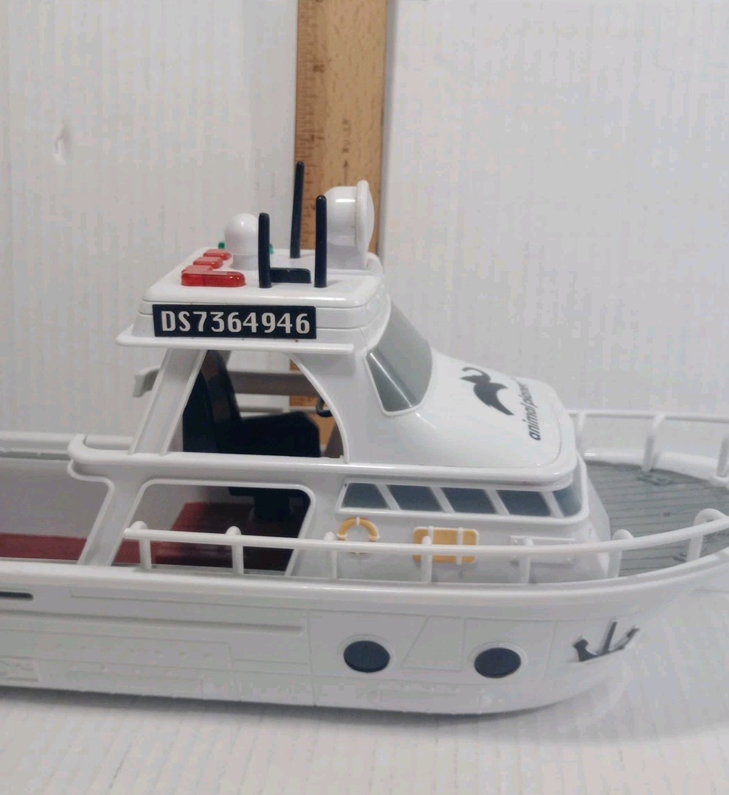 Animal Planet Great White SHARK RESEARCH BOAT w/ Light & Sounds, 2021