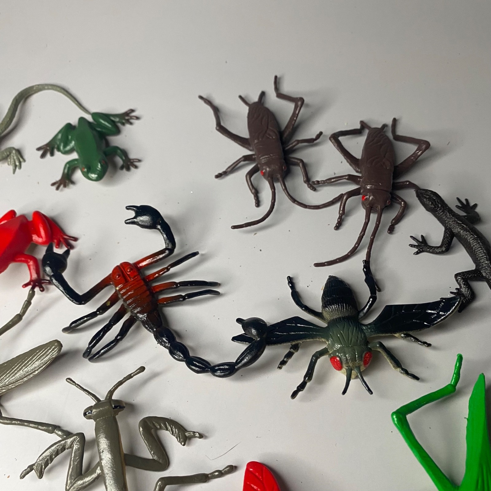 🐜🕷️🪲Lot of 19 Mini Hard Plastic Bugs and Frogs-🪳🕷️Creepy Crawlies