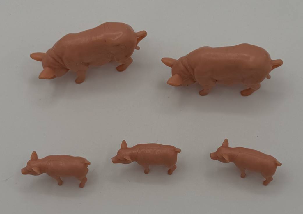 Set of 5 Pink Plastic pigs toy farm animals Sows piglets unknown vintage