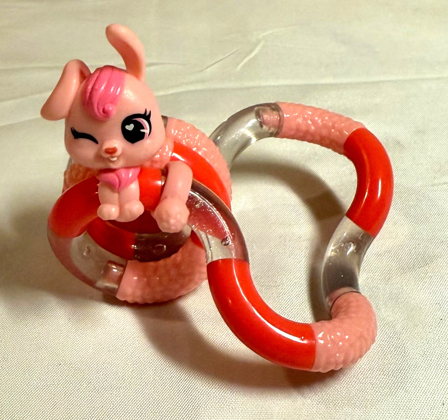 Tangled Jr Pets – Bendy the Bunny Fidget Toy – Red, Pink, Clear