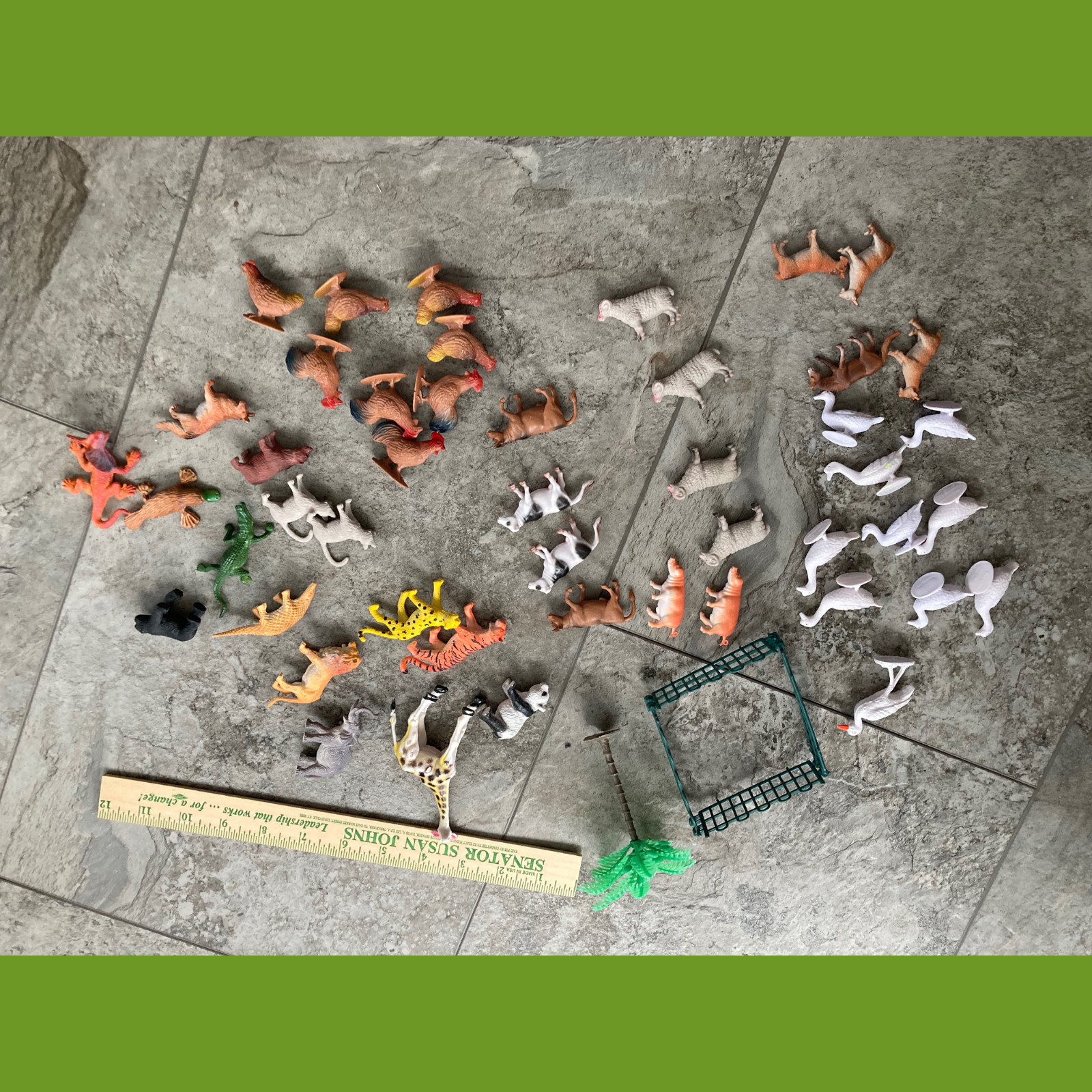 Lot/50+ Miniature Plastic Animal Figures & Accessories Jungle Farm Cow Giraffe