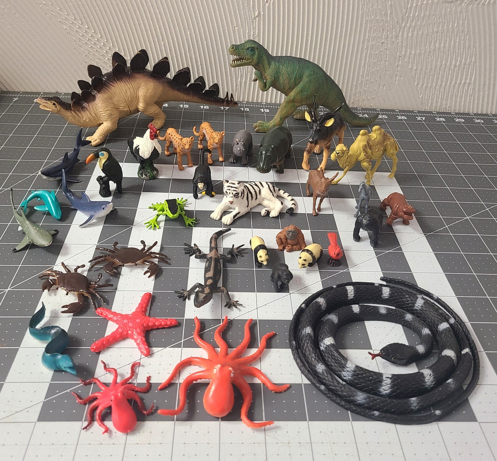 Lot Of 34 Wildlife Toys Figures Animals Sealife Reptiles Birds Dinosaurs READ
