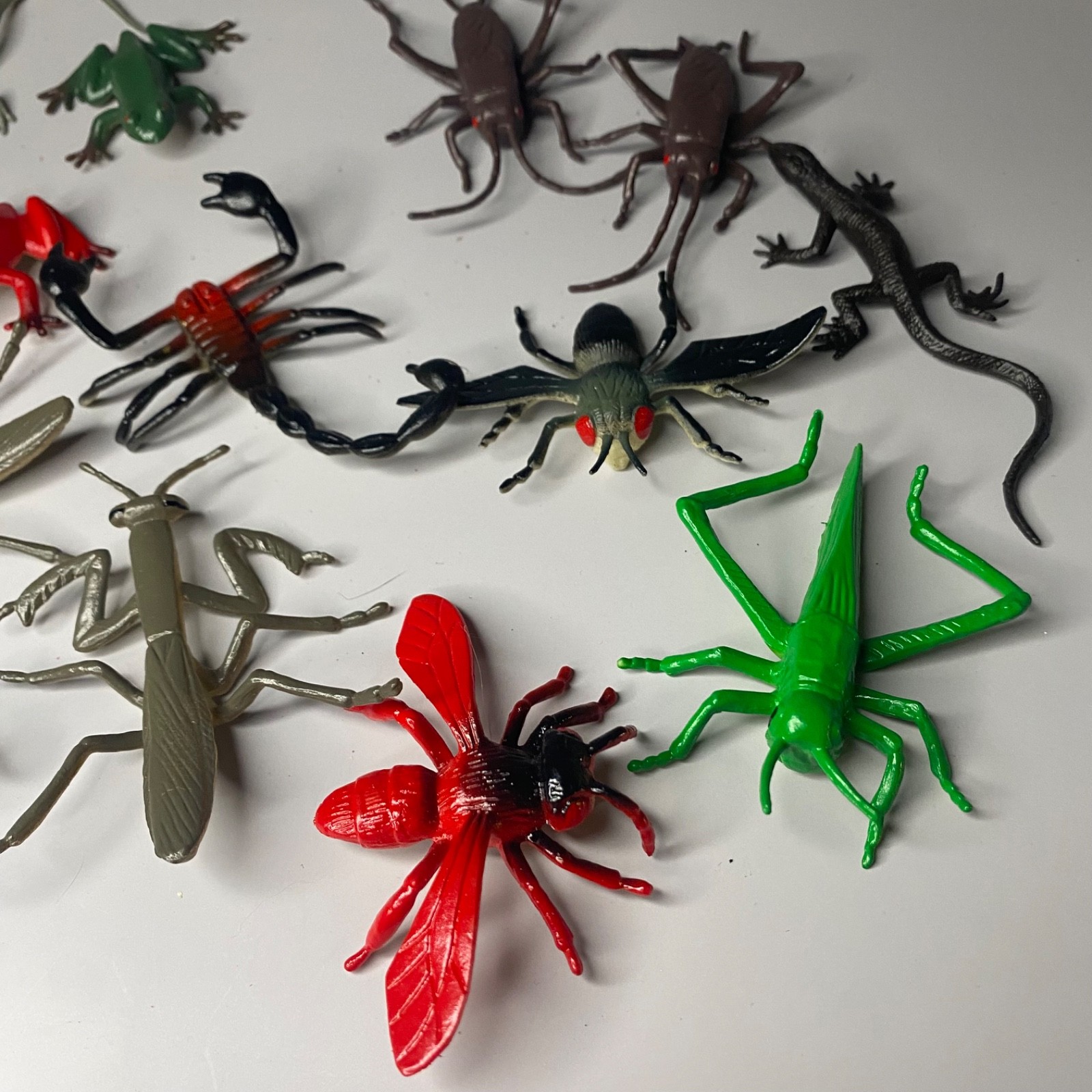 🐜🕷️🪲Lot of 19 Mini Hard Plastic Bugs and Frogs-🪳🕷️Creepy Crawlies