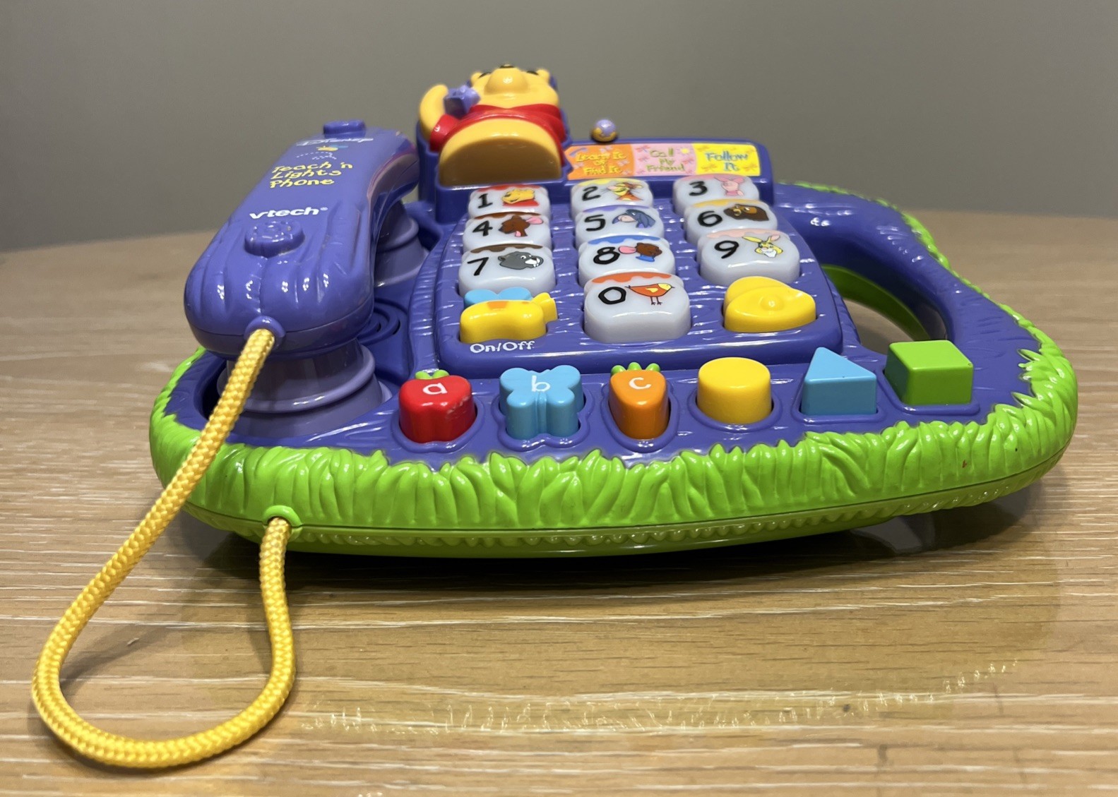 2004 Vtech, Disney Winnie The Pooh, Teach ‘n Lights phone- works!!
