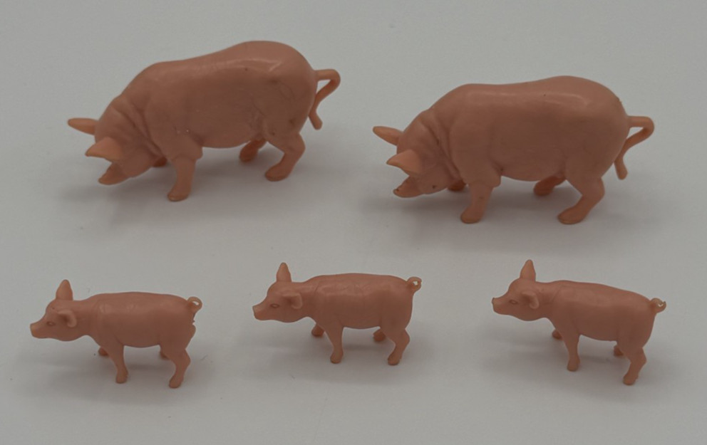 Set of 5 Pink Plastic pigs toy farm animals Sows piglets unknown vintage