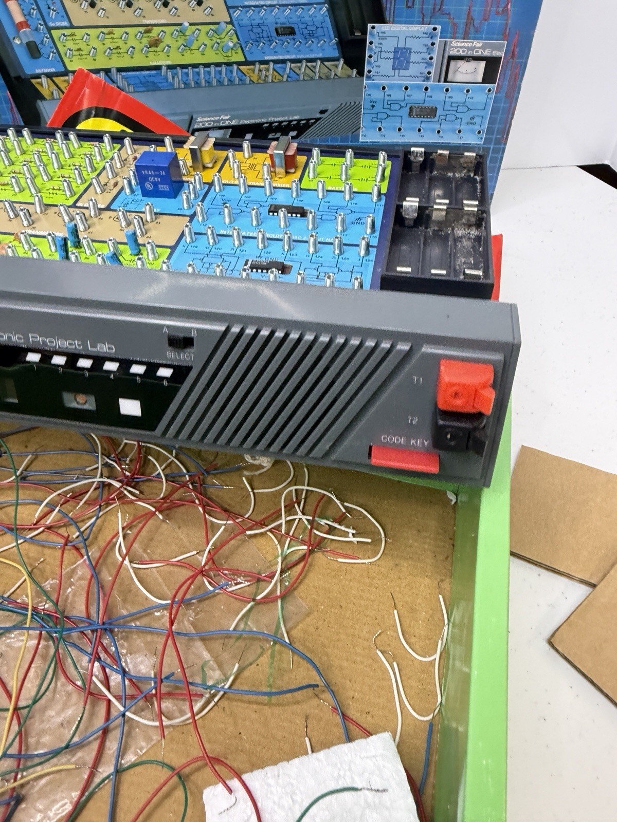 Radio Shack Science Fair Electronics Lab 200 in One Project Kit 28-265 Untested