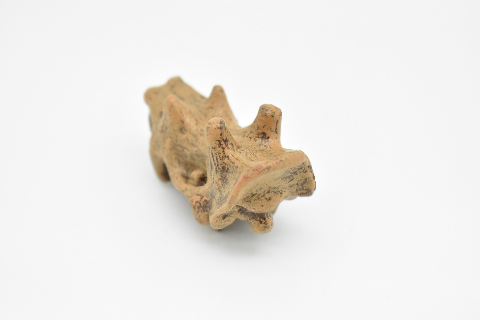 Uintatherium, Fossil Skull Toy, Realistic Plastic Reproduction 2″ F3523 B204