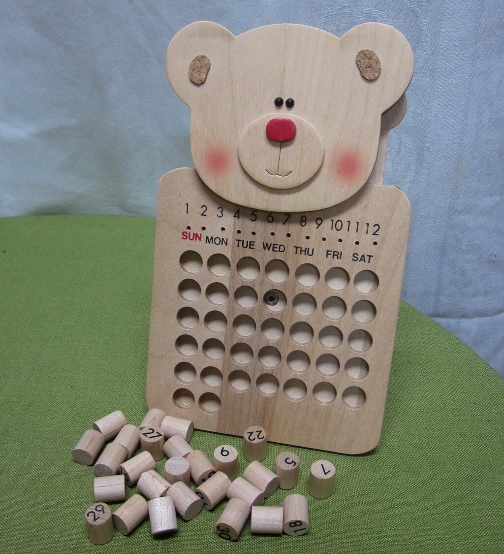 WOODEN TEDDY BEAR learning calendar w/ pegs Tabletop missing pieces