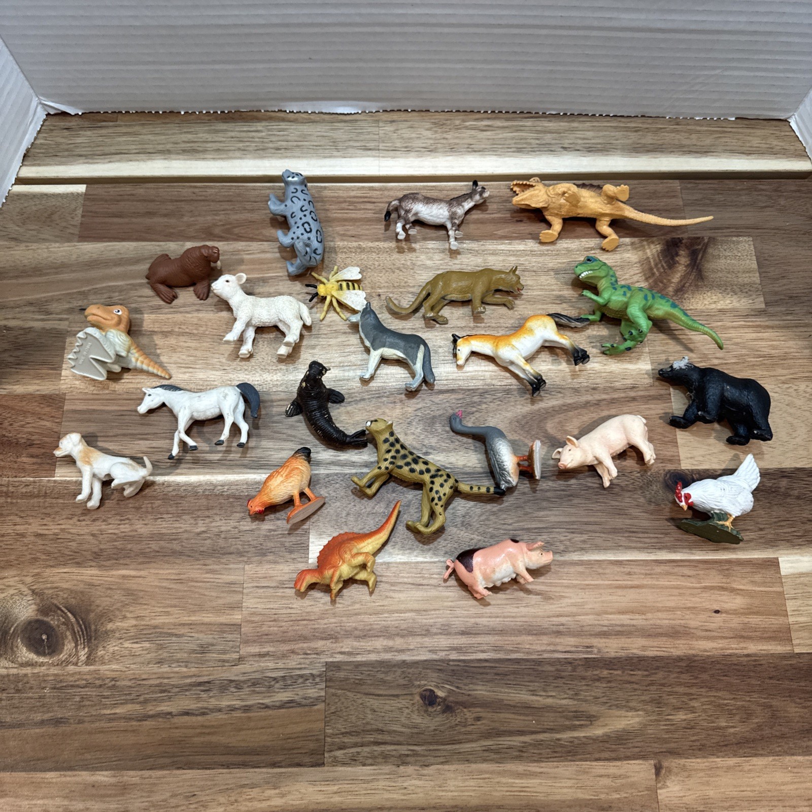 Mixed Lot Small Plastic Zoo Safari Jungle Animal Toy Figures 22-pieces
