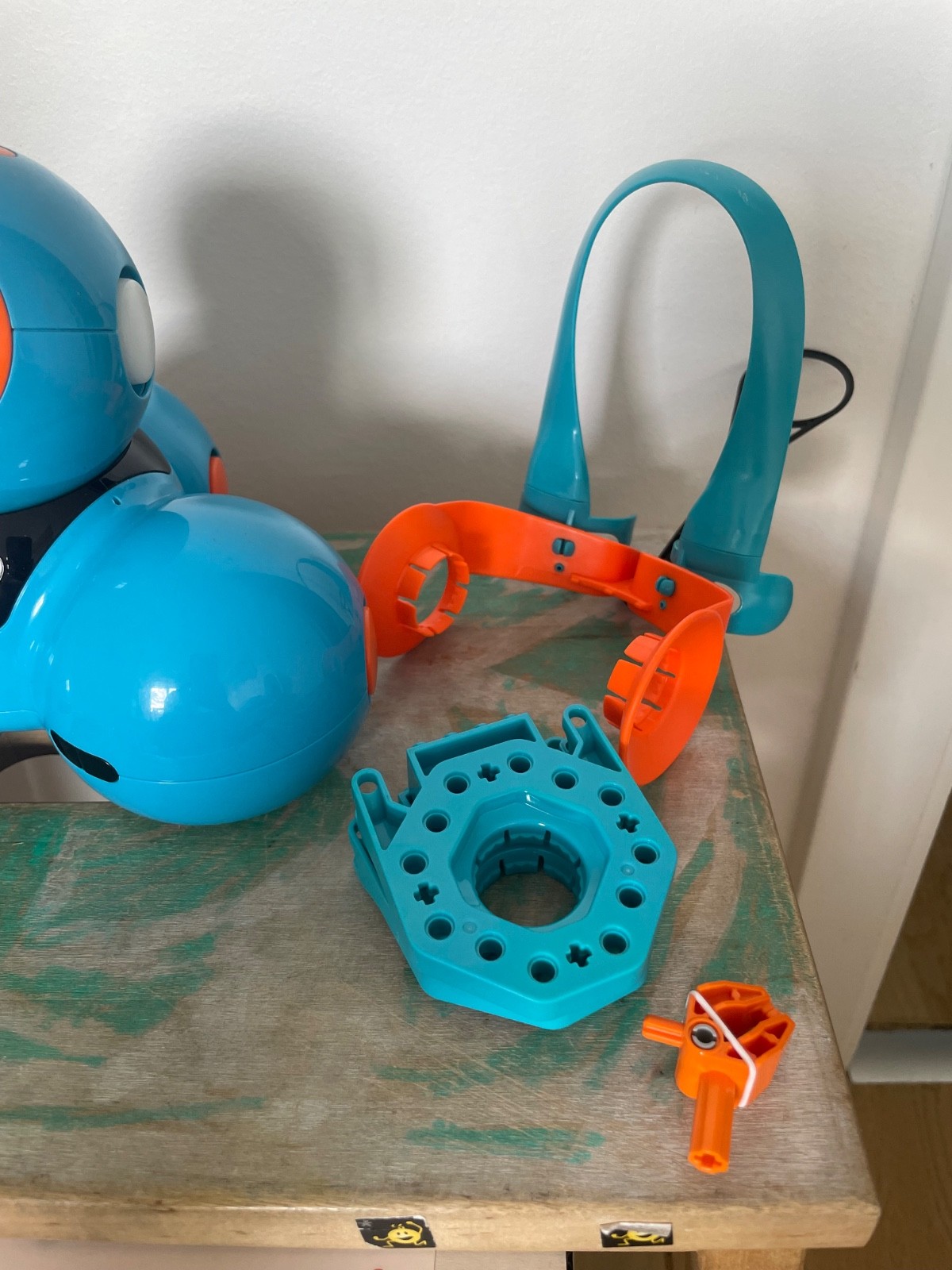 Wonder Workshop DA02 Dash Robot – Blue plus extra accessories.