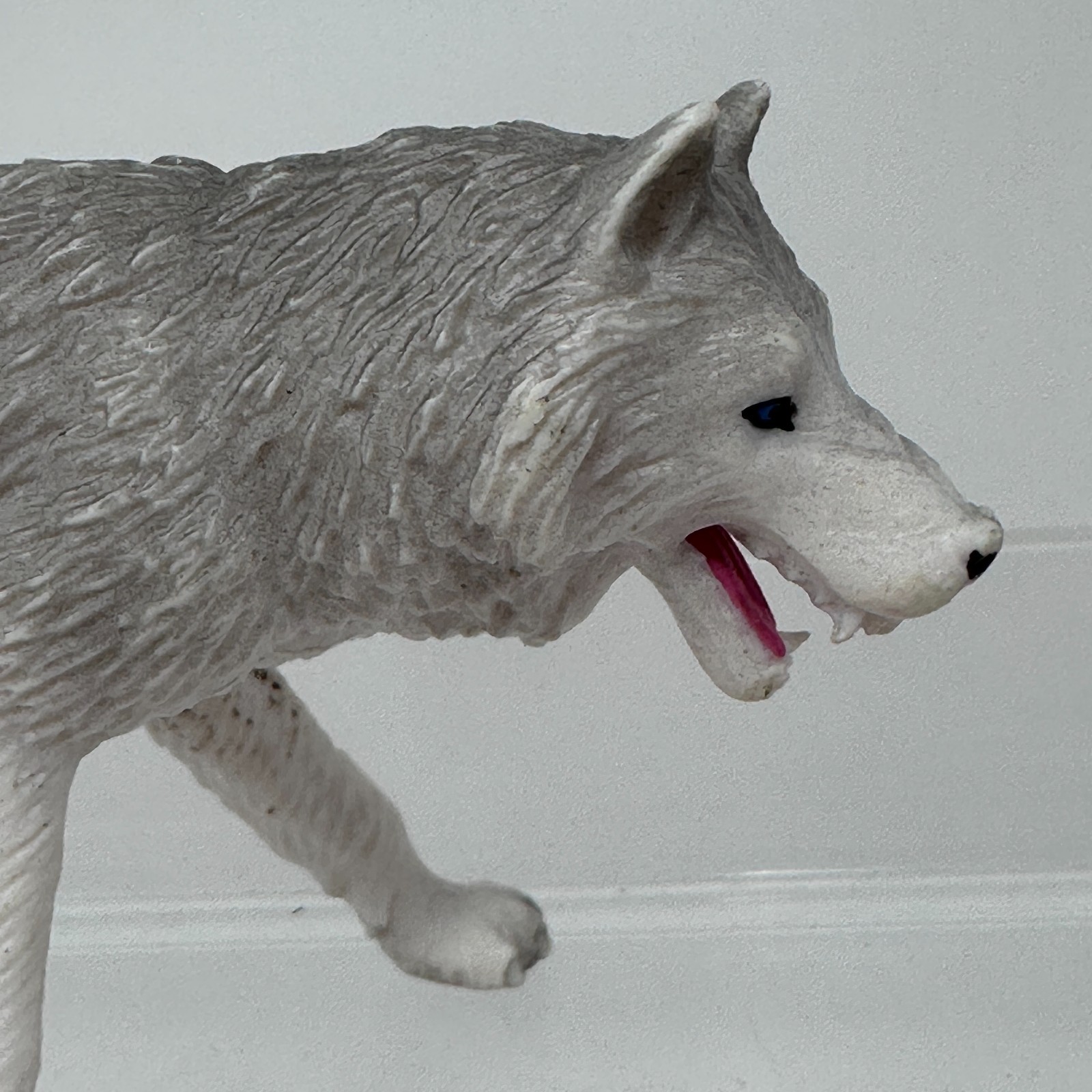 Mojo Arctic Wolf Figure White Wildlife Zoo Safari Snow Dog Animal Figurine 2022