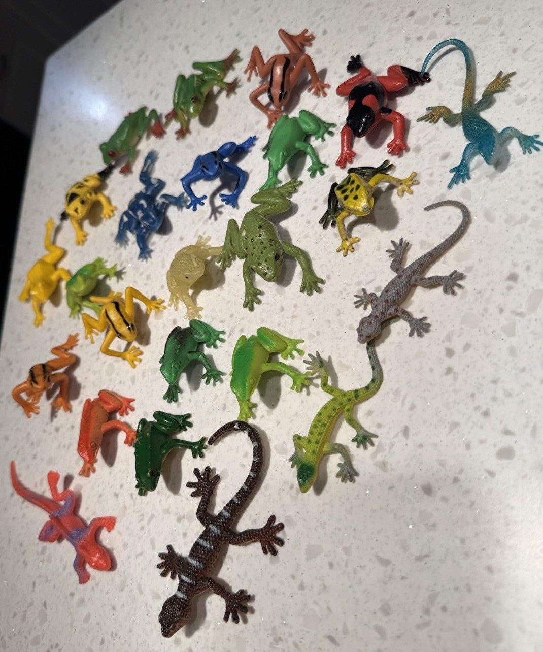 Lot 24 Miniature 1″ Toy Plastic Frogs Lizards Educational Blue Red Green Safari