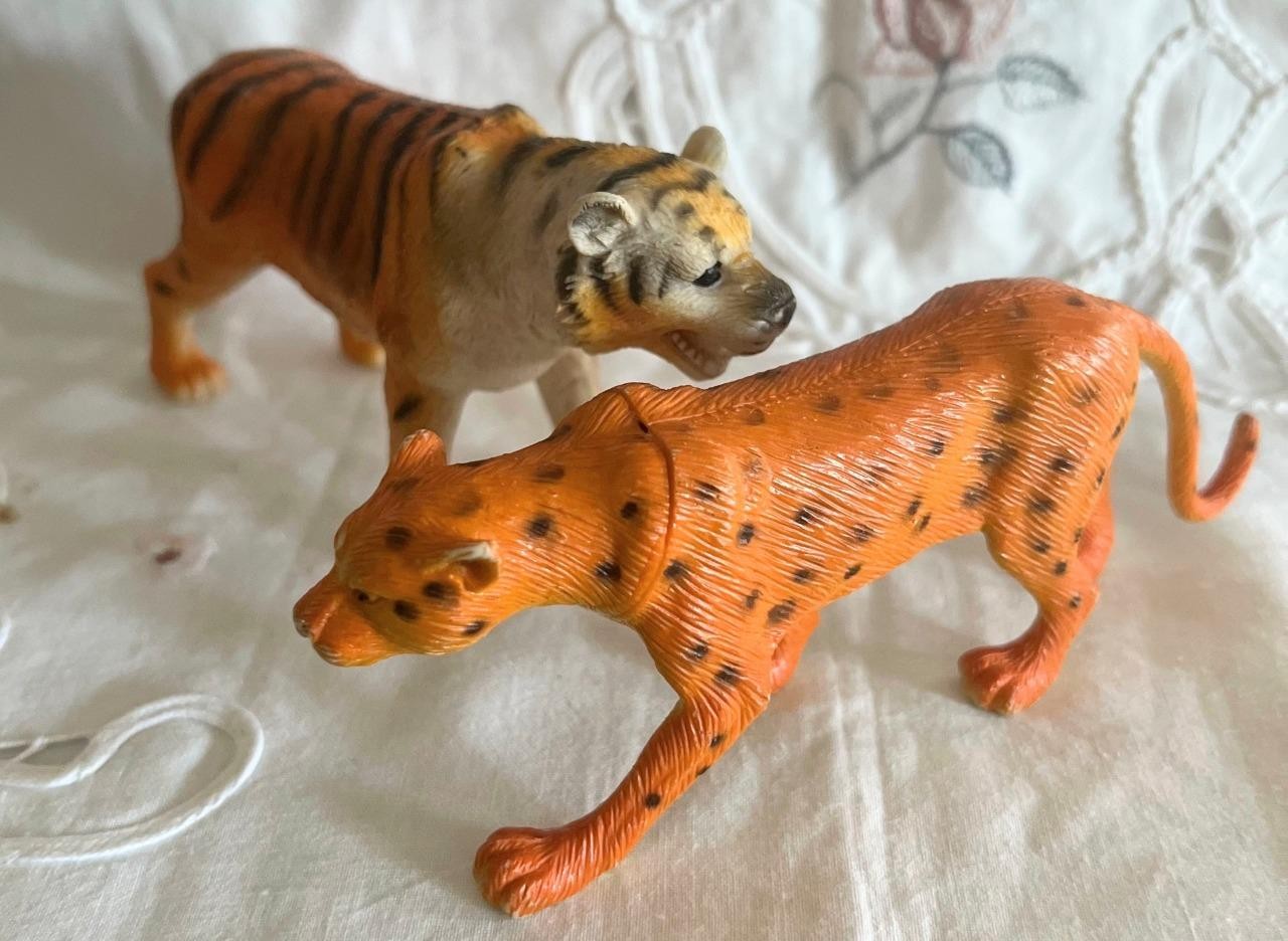2 Wildlife Jungle Animals Tiger 7″ Length + Leopard 6″ Length Flexible Plastic