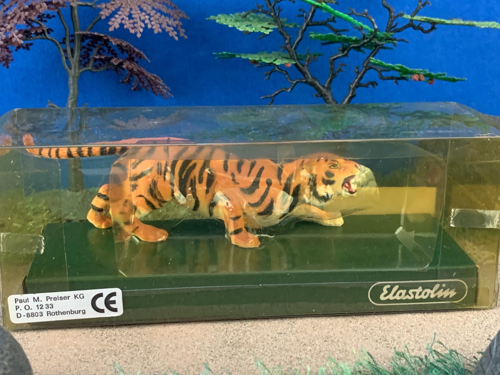 Elastolin by Preiser 5410 (47512) Tiger attacking Wild Animal Figures 1:25 scale