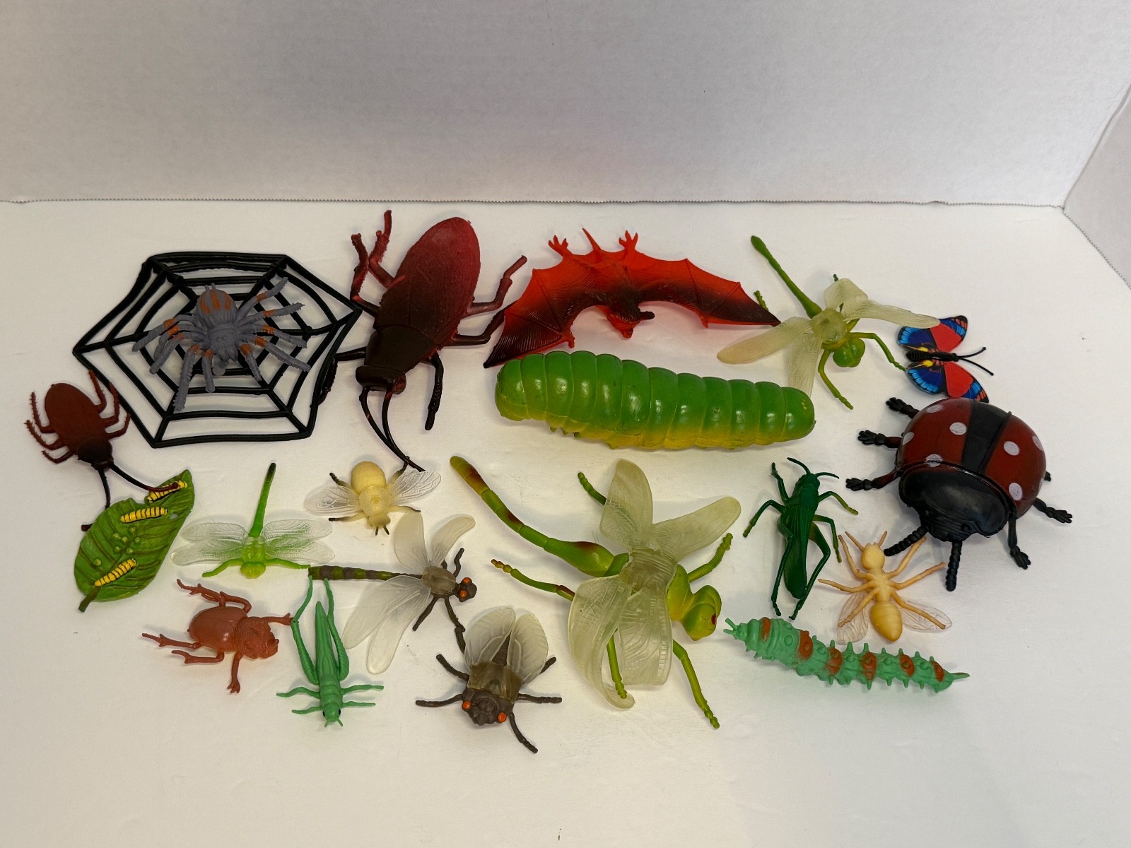 19 Pack Plastic Fake Bugs Set, Realistic Insects Toy for Multi_color