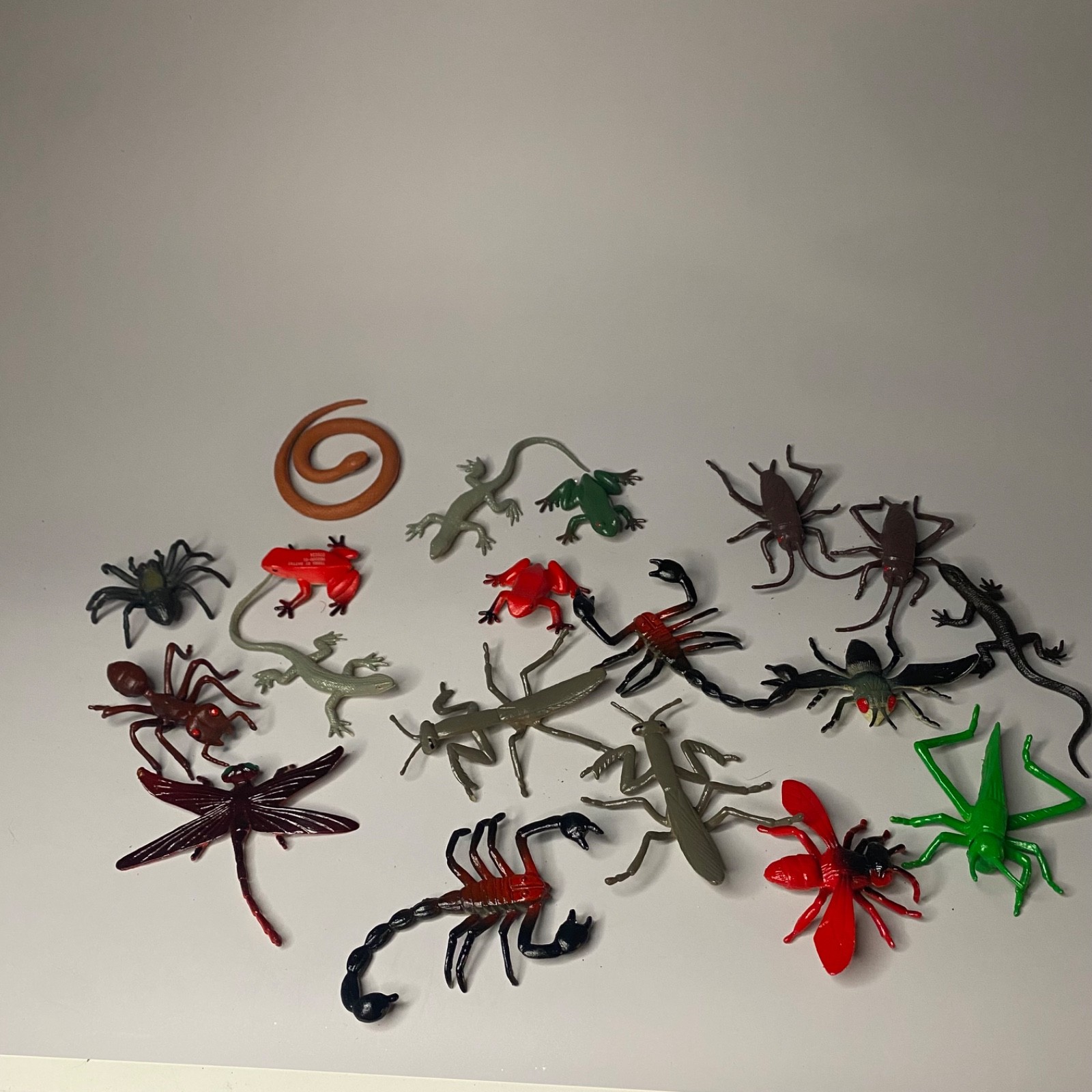 🐜🕷️🪲Lot of 19 Mini Hard Plastic Bugs and Frogs-🪳🕷️Creepy Crawlies