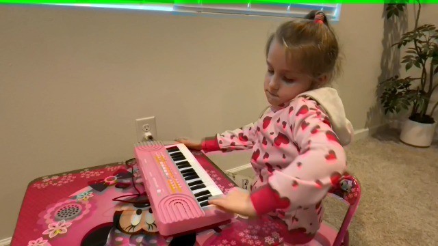 37-Key Pink Piano Keyboard Toy with Microphone – Perfect Gift for Kids 3-7 Years