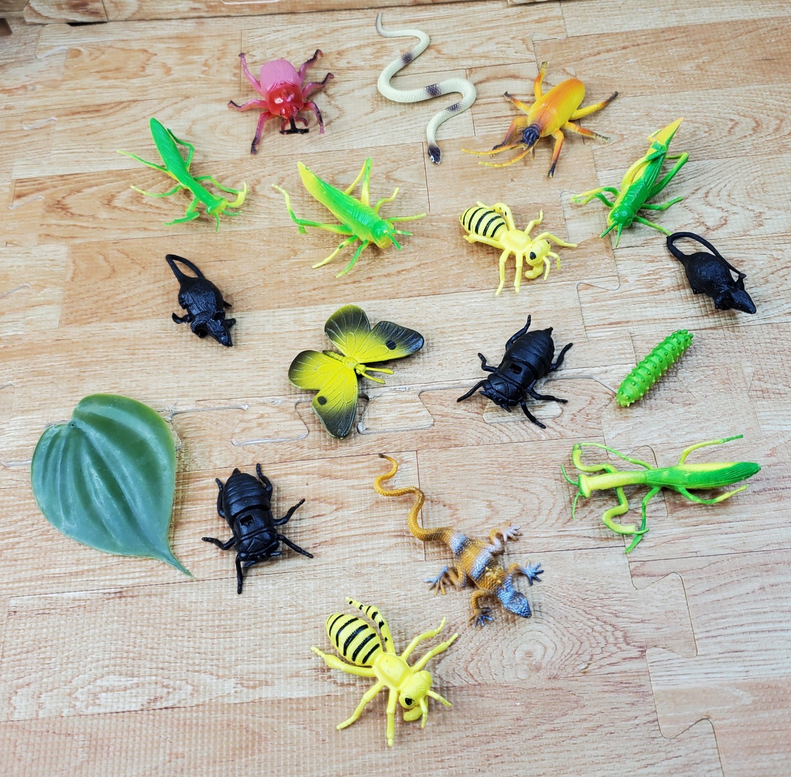 Assorted Bugs Insects 1996 Plastic Toy Lot of 17