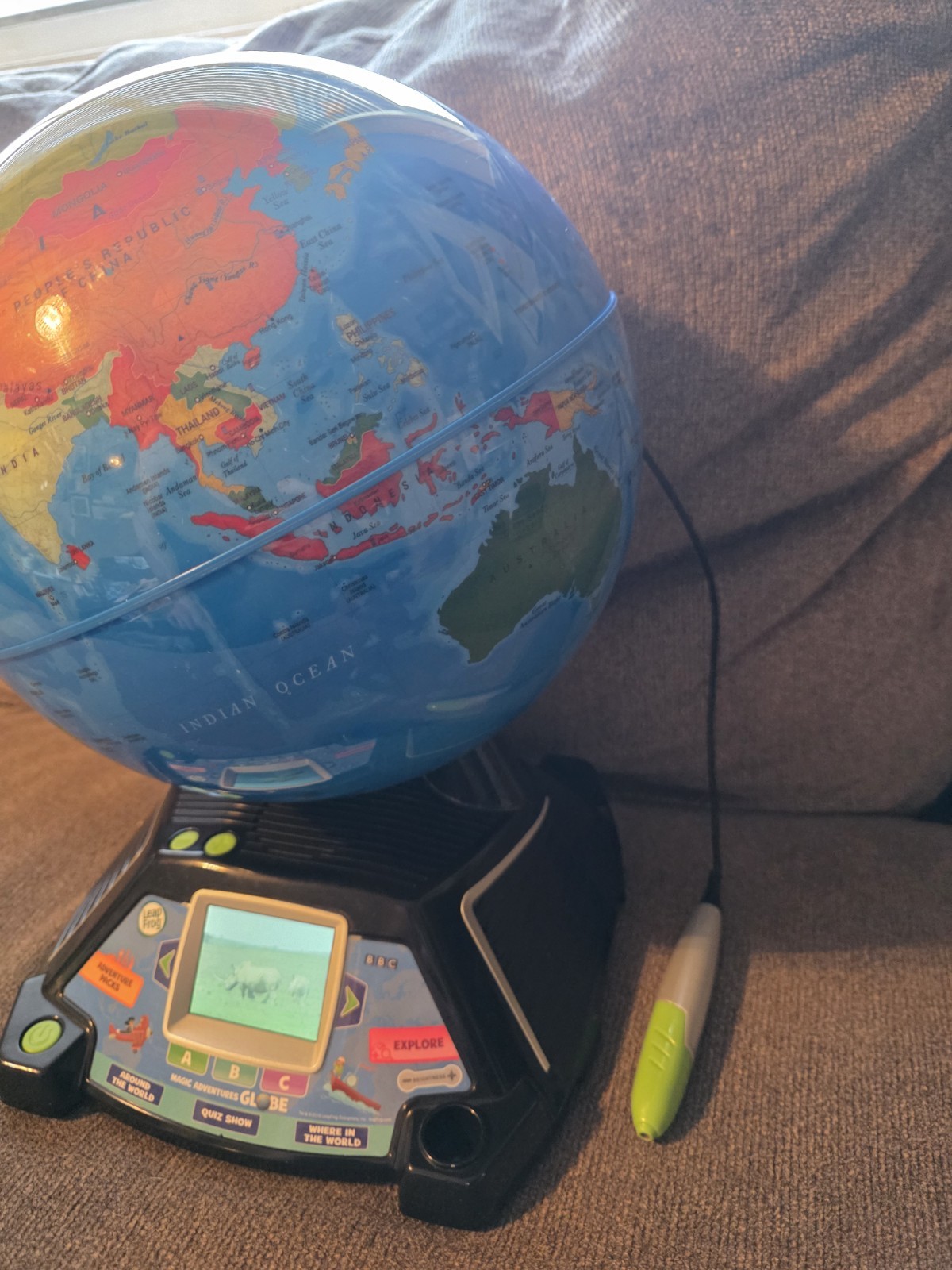 LeapFrog Magic Adventures Globe w/ LCD Video Screen & Animation