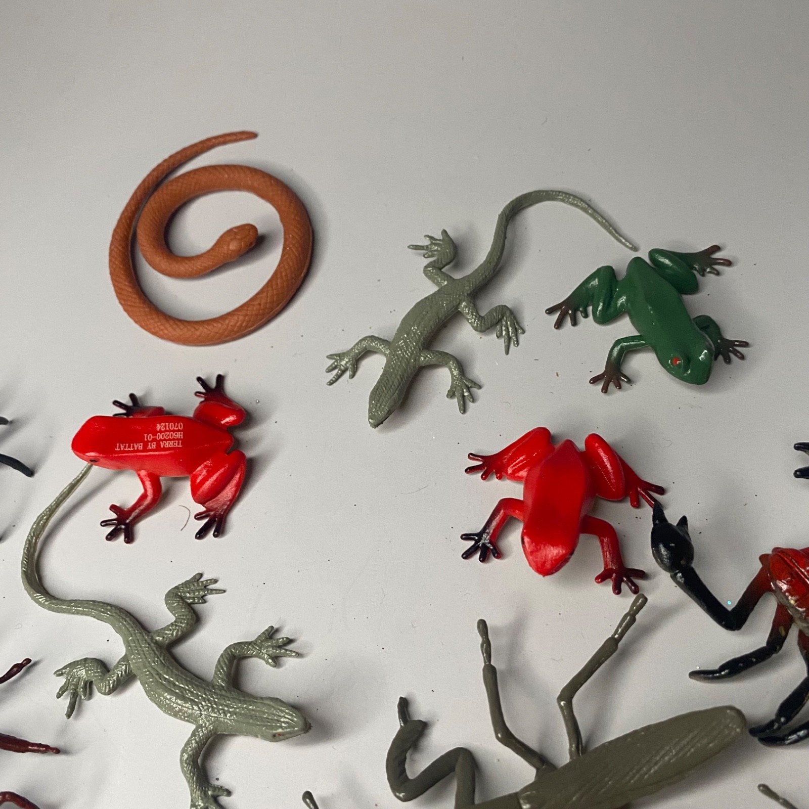 🐜🕷️🪲Lot of 19 Mini Hard Plastic Bugs and Frogs-🪳🕷️Creepy Crawlies