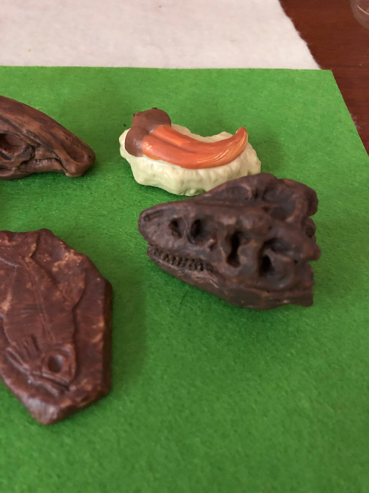 Dinosaur skulls fossils miniature dollhouse decor Toob lot replica cranium