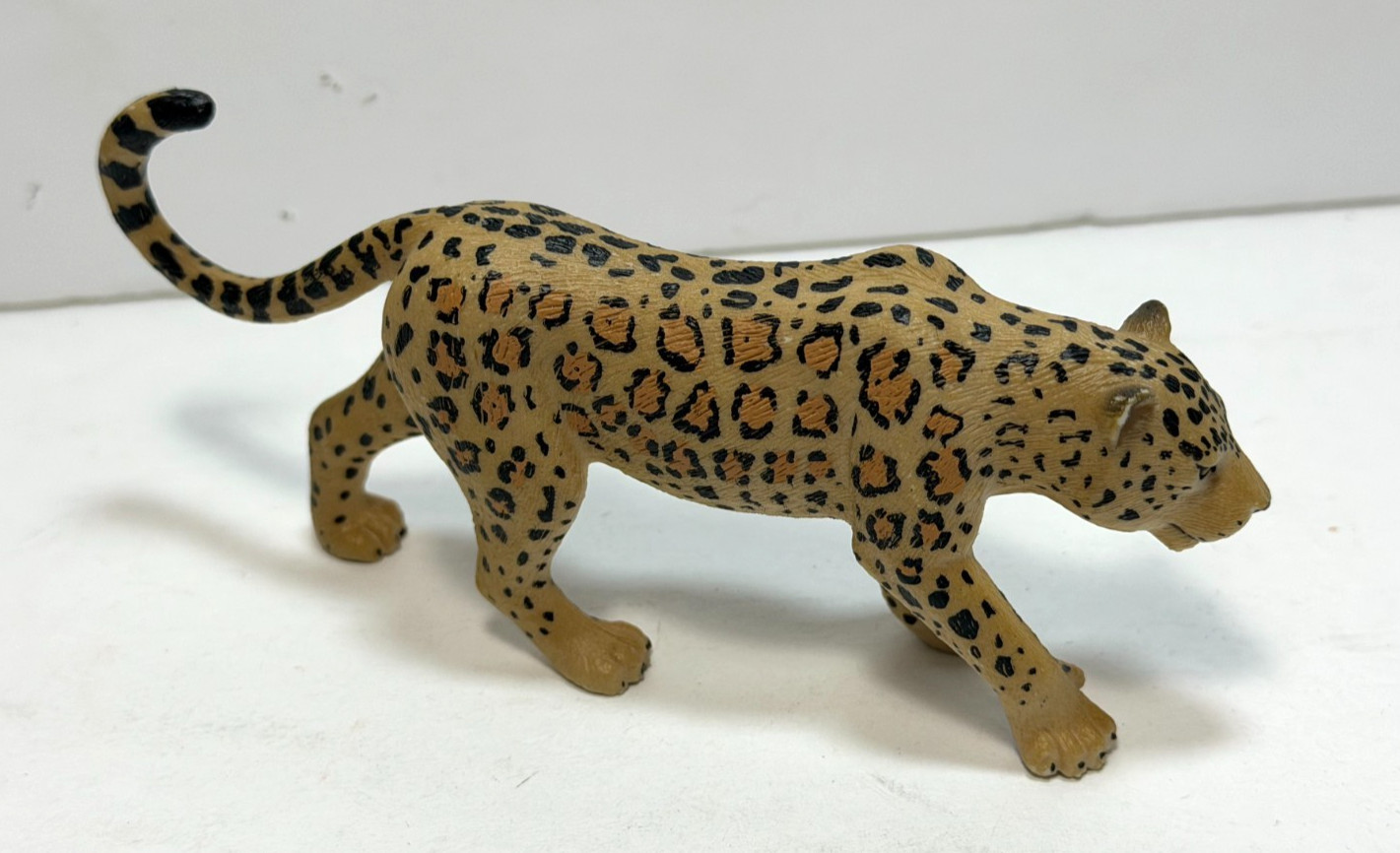 Mojo 2010 Spotted Leopard Figure Toy