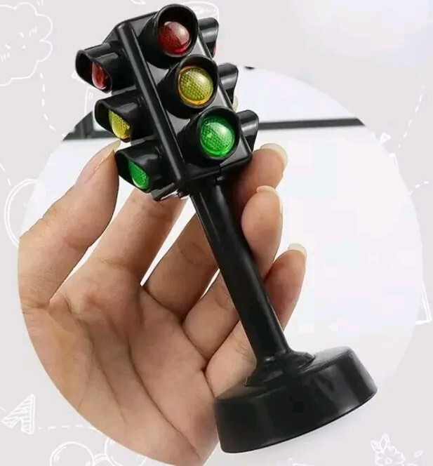 Mini Road Safety Traffic Light Plastic Model Kids Educational Toy Set Of 2