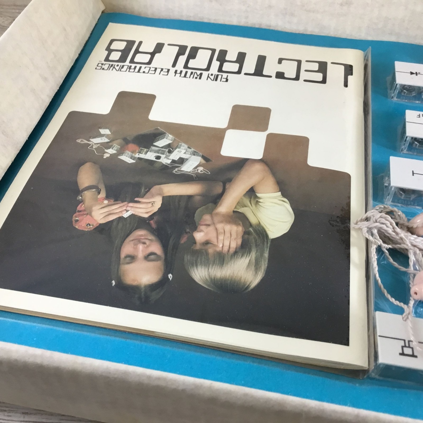 Vintage Lectrolab Fun With Electronics Science Kit 65 Experiments O-I Toledo, OH