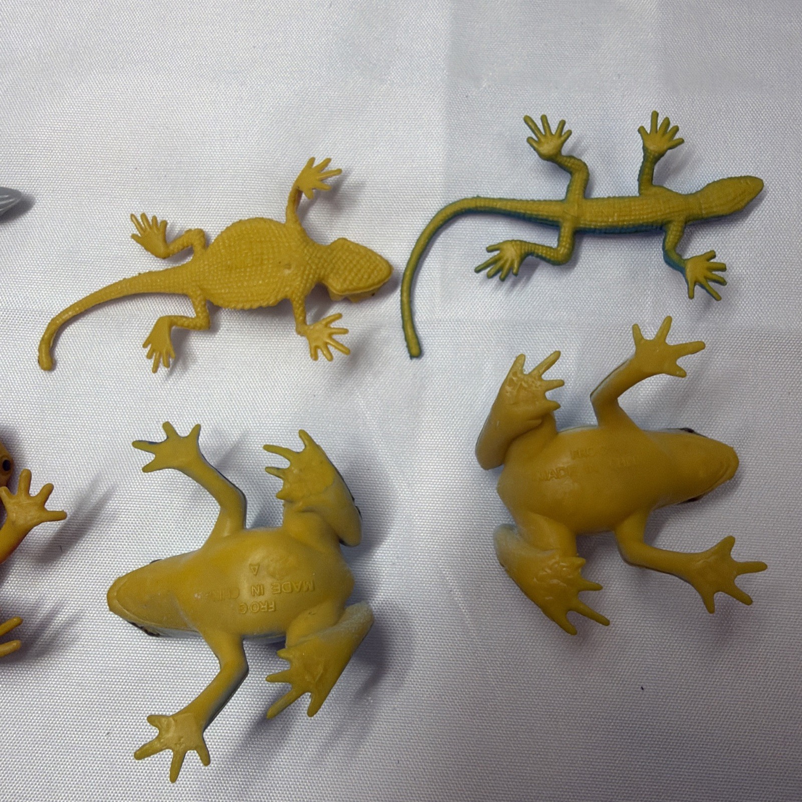 Lot Of 8 Toy or Diorama Frogs And Lizards Plastic/Rubber