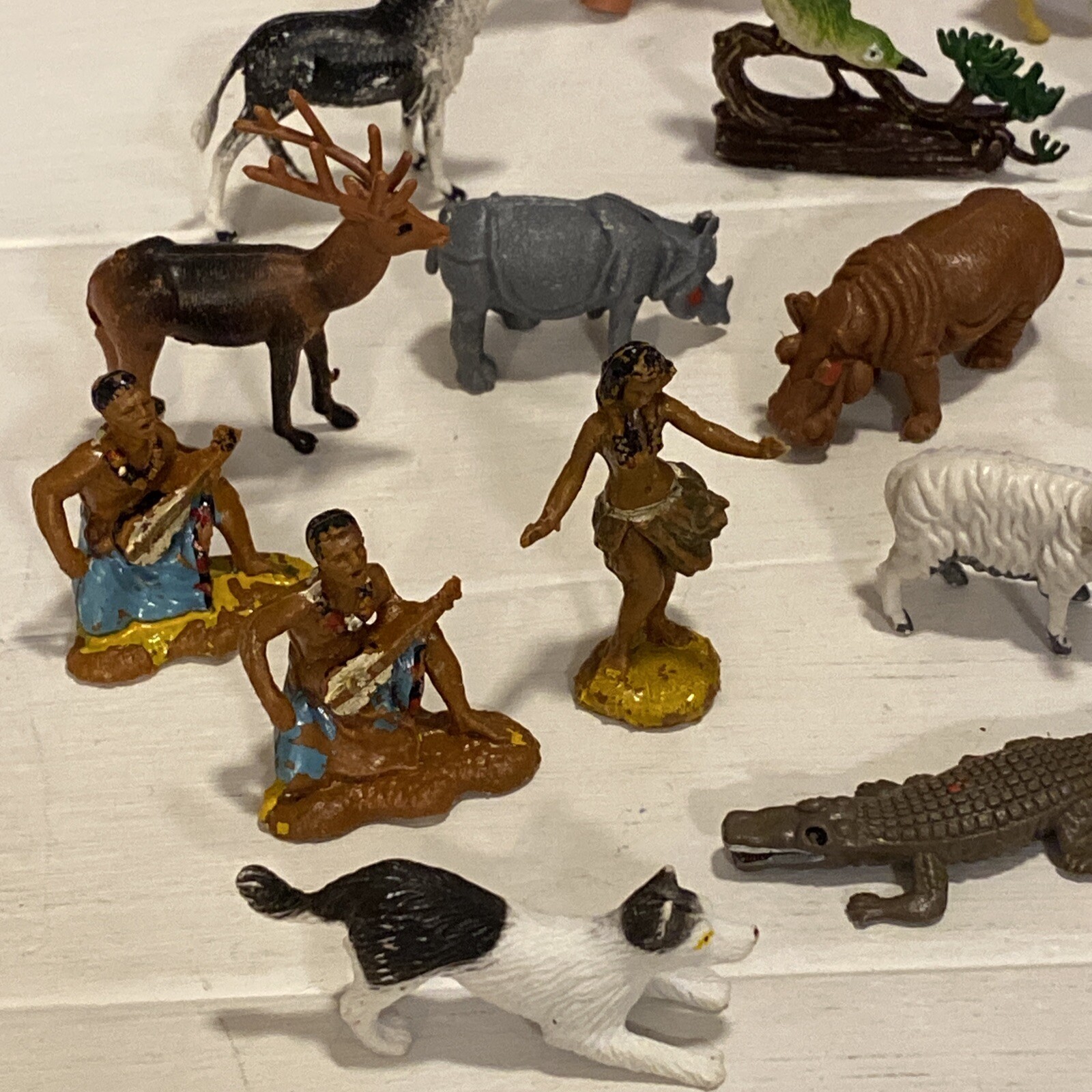 Plastic Animal Figures Toy Lot of 33 Mixed Tiger Llama bear zebra alligator etc.