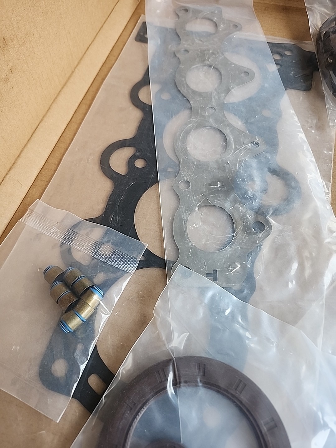Cylinder Head Gasket Set with Bolts Compatible with Hyundai Accent Elantra