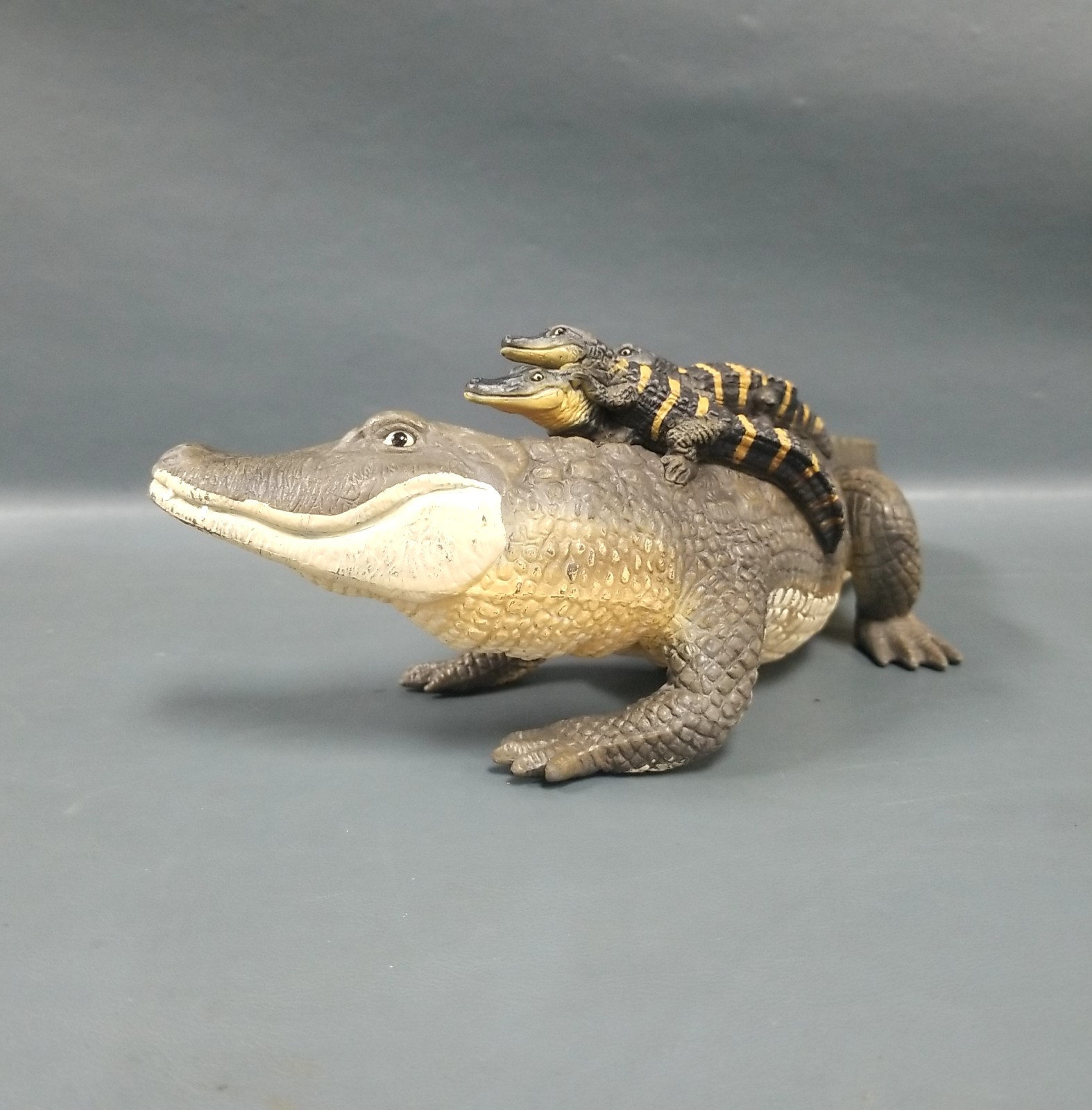 Safari Ltd 2004 Alligator w/ 3 Babies Figure 12″ Incredible Creatures Collection