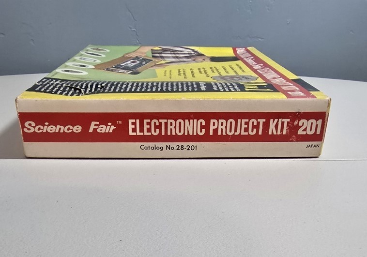 1967 Radio Shack Science Fair Electronic Project Kit #201 – Untested-incomple