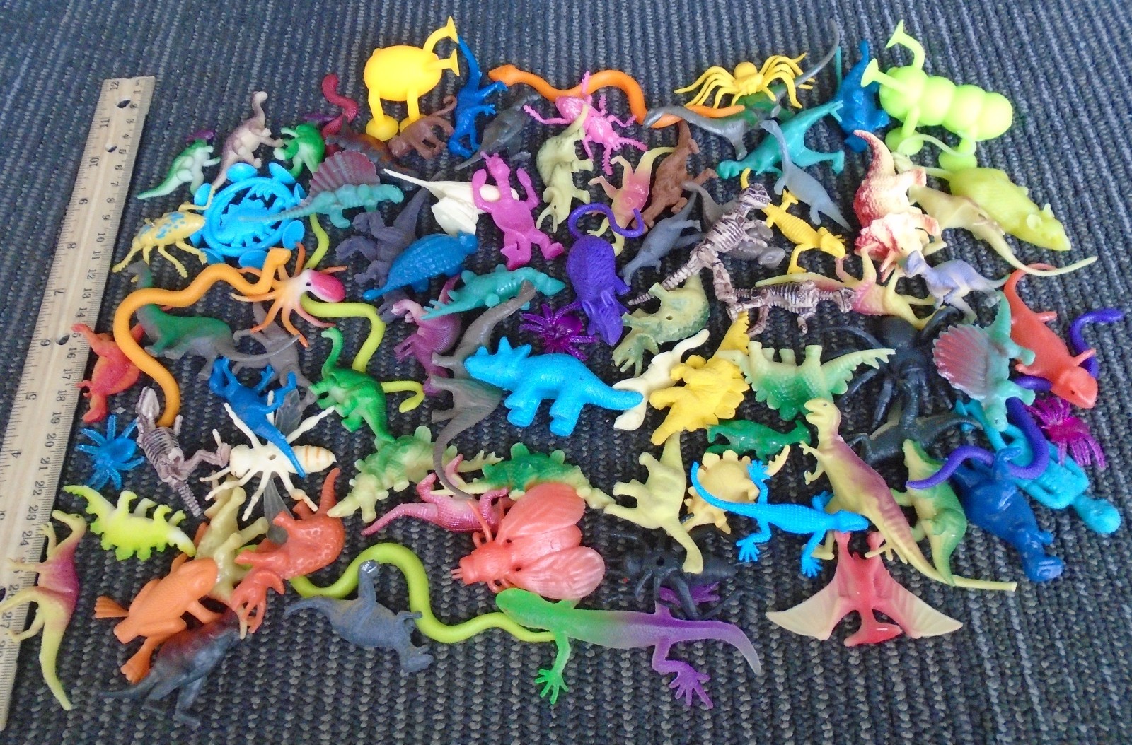 Huge mixed toy lot of Dinosaurs, Bugs, Spiders, Snakes, Reptiles and more!