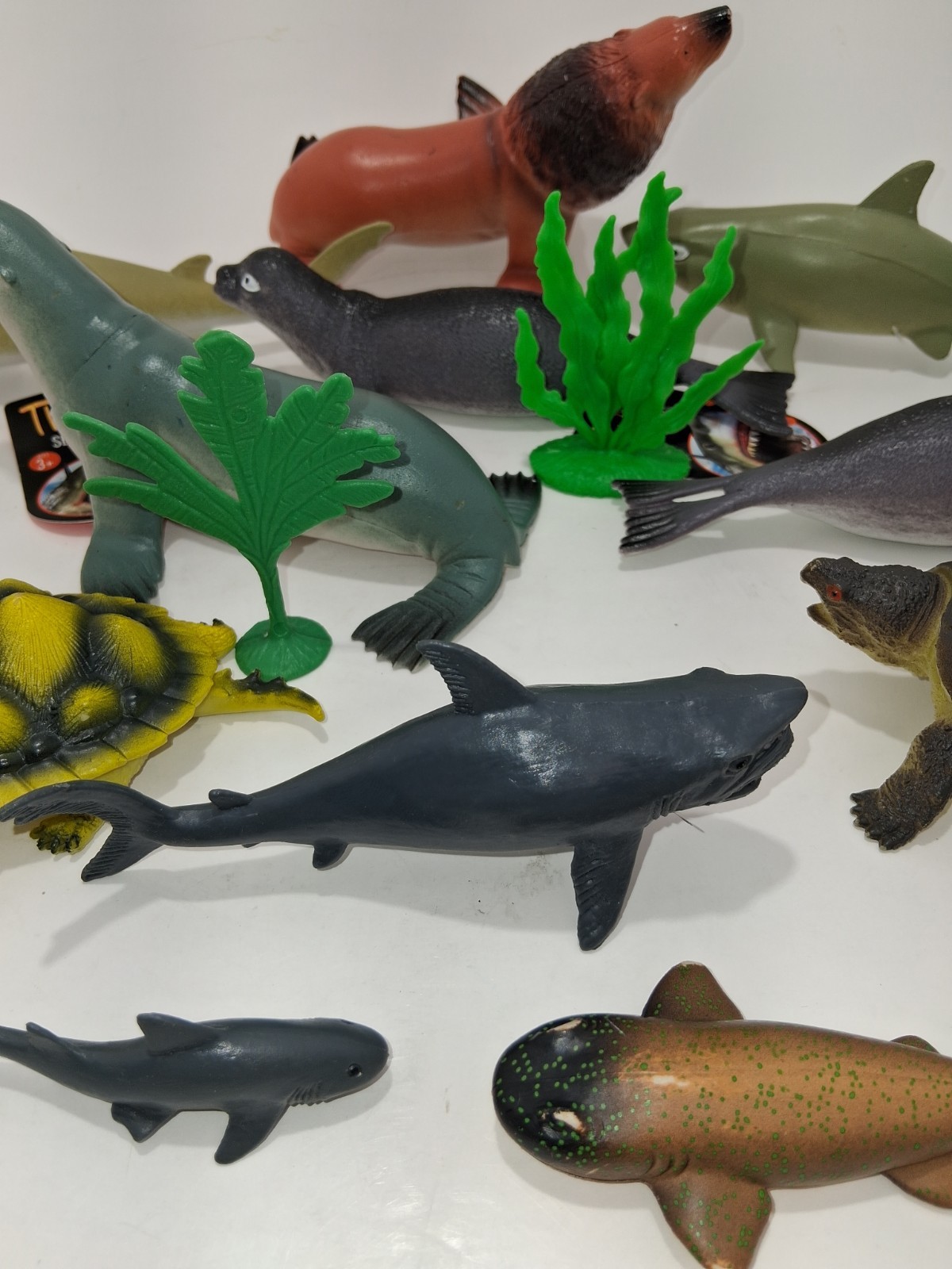 Mixed Lot Of 16 Wild Sea Animals With 4 Sea Plants New And Used