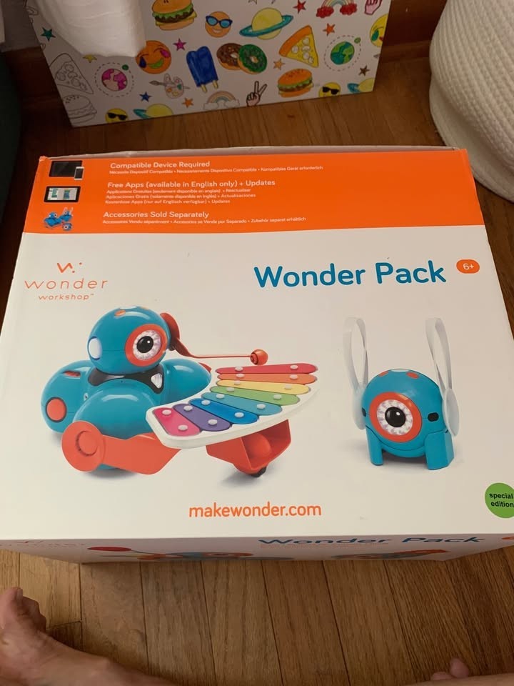 Wonder Workshop Dash and Dot Robots Wonder Pack Special Edition