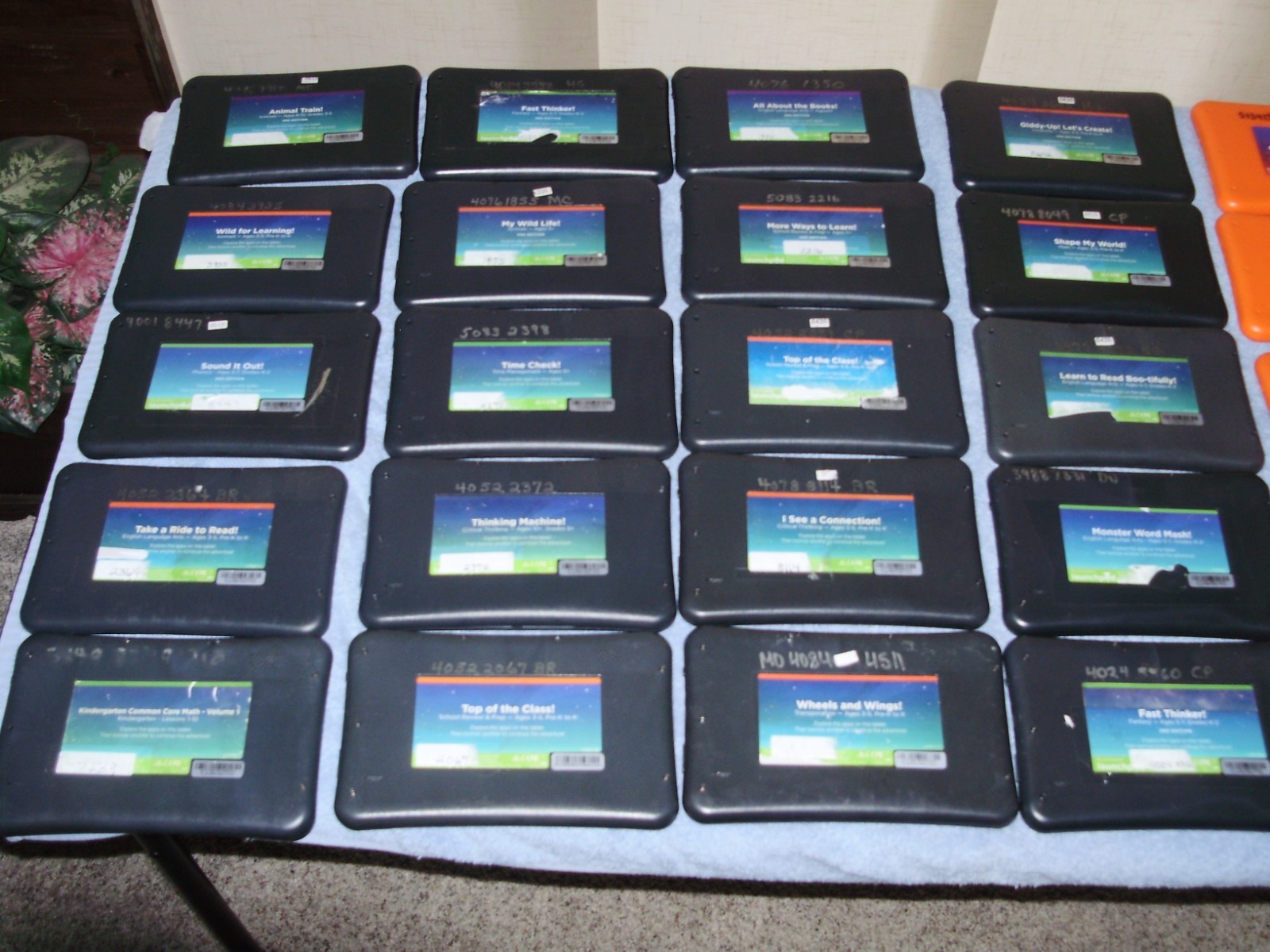 177ea- PLAYAWAY/ LaunchPad Childrens Pre Loaded Educational/Learning Tablets