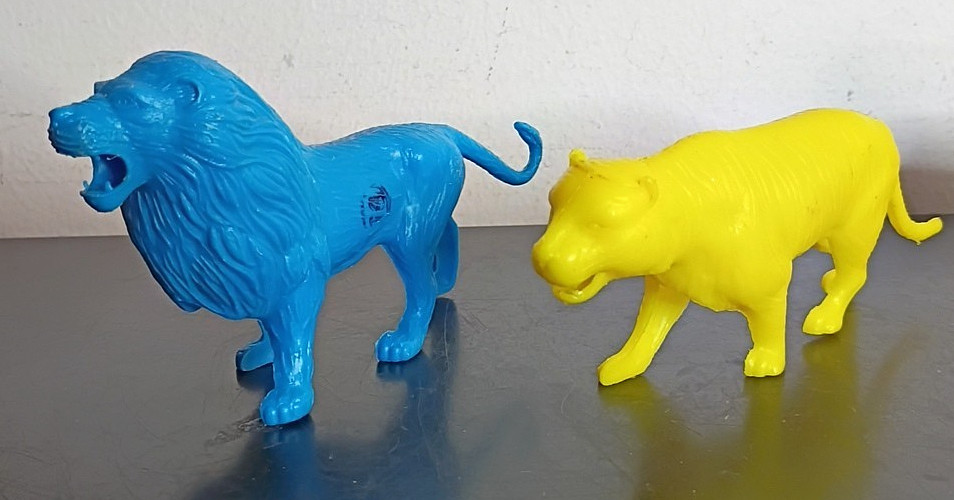 Old Stock Vintage Plastic Lions Figures Male And Female. 19c Price. 5.5 In Lion