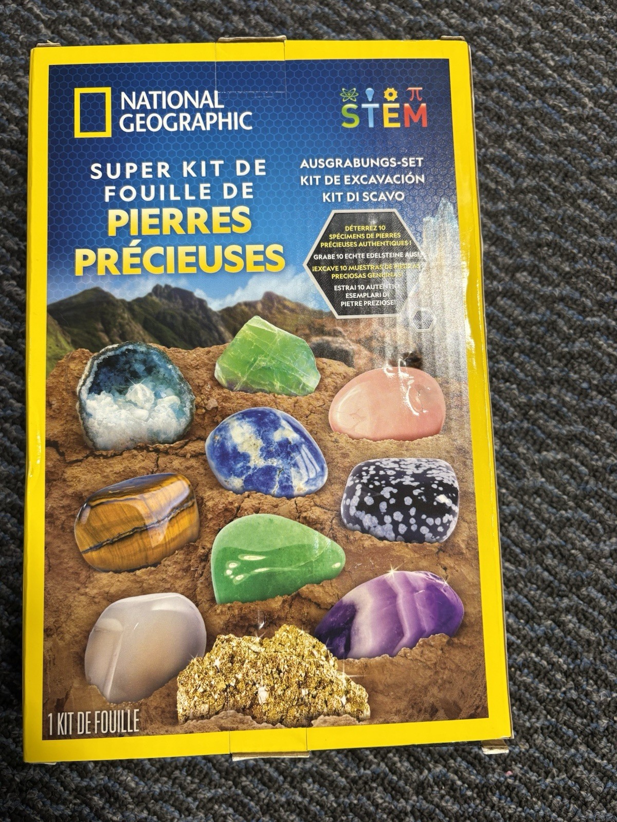 National Geographic Super Gemstone Dig Kit STEM Toy Excavates 10 Gem Specimens