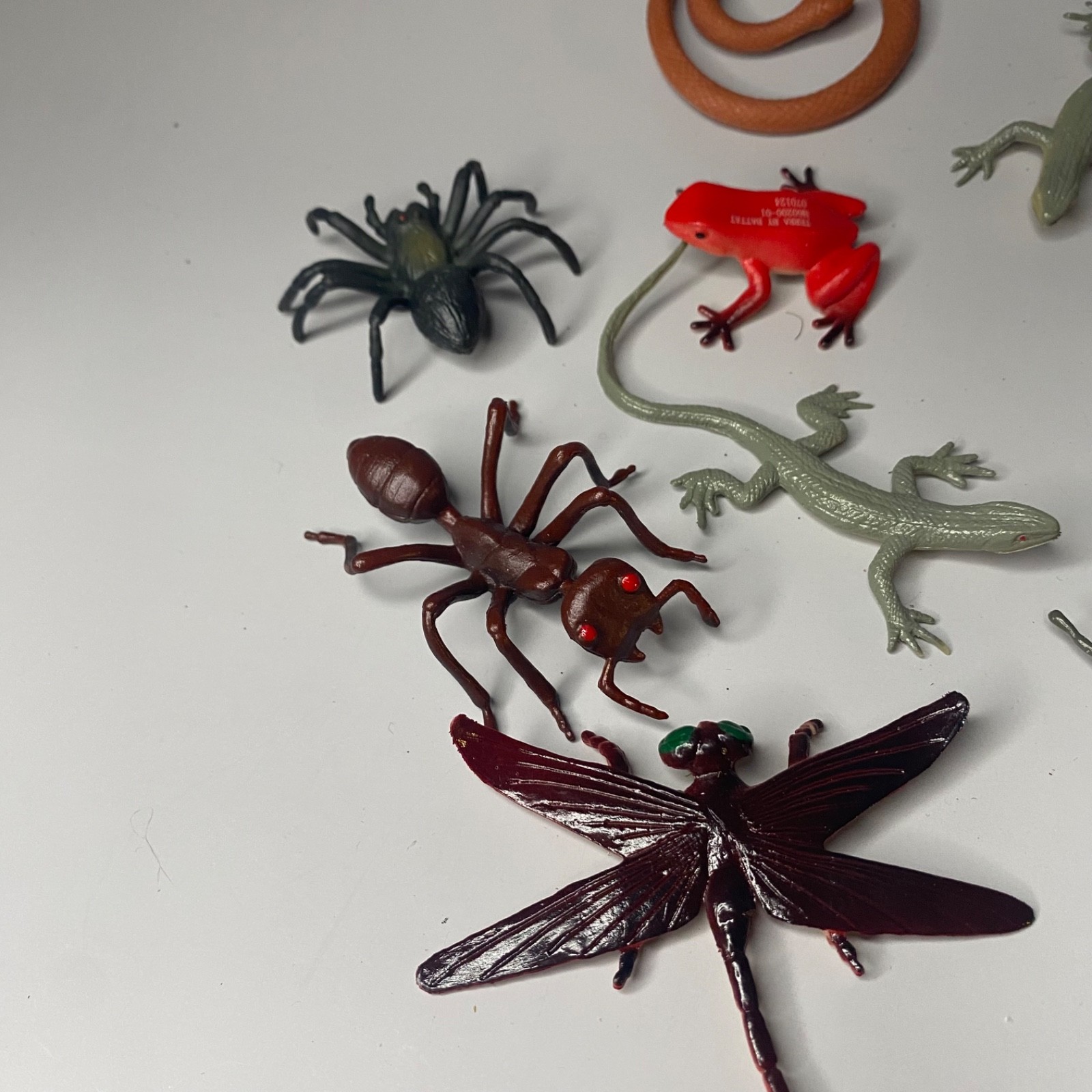 🐜🕷️🪲Lot of 19 Mini Hard Plastic Bugs and Frogs-🪳🕷️Creepy Crawlies