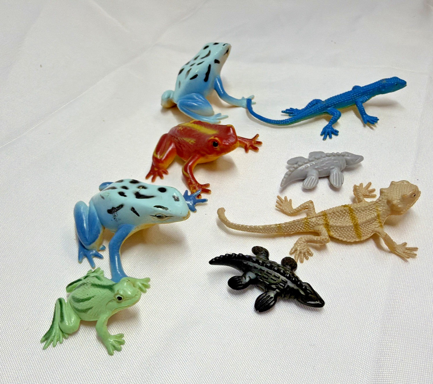 Lot Of 8 Toy or Diorama Frogs And Lizards Plastic/Rubber